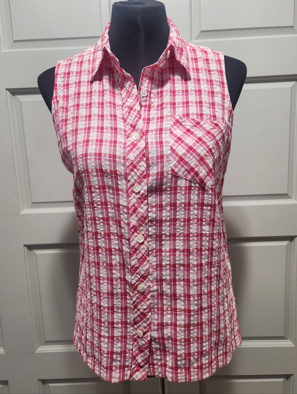 Basic Editions Women's Medium Red & White Plaid Sleeveless Button Down Top